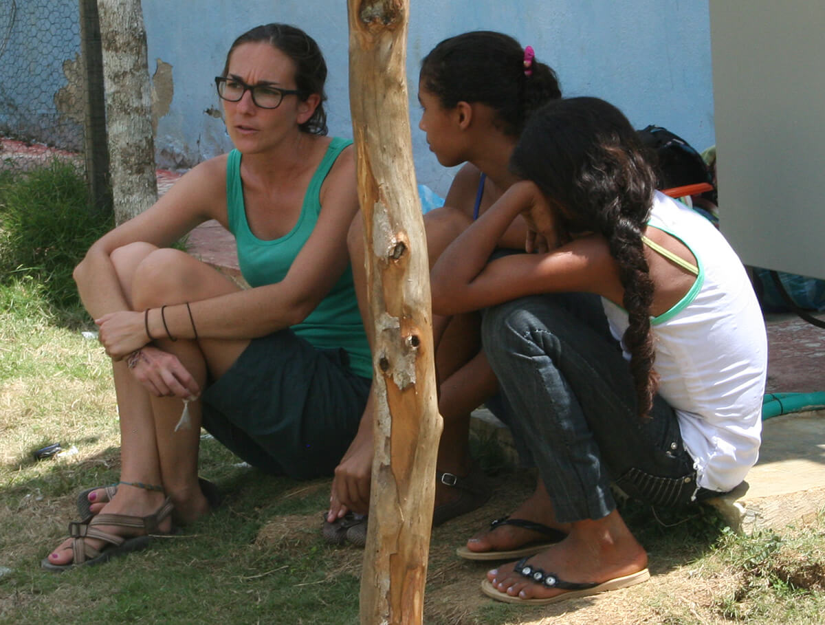Angie Lederach talking with children in Colombia