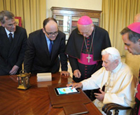 Thaddeus “TJ” Jones ’89 helps Pope Benedict XVI issue the first Papal tweet