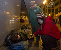 Notre Dame alumnus Jim Greene ’85 (in red) and Boston Mayor Thomas Menino help the homeless