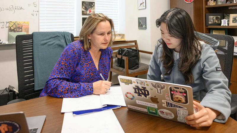 An advisor meets with an A&L student